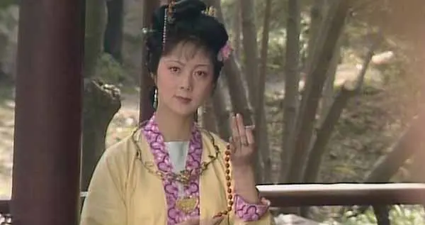 宝钗不喜欢富贵闲妆，为什么元春刚赐了红麝串，她马上就带上了？