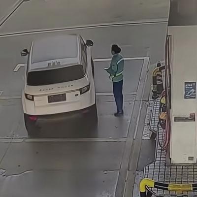 林中享受小清闲：开路虎逃500元油费 太