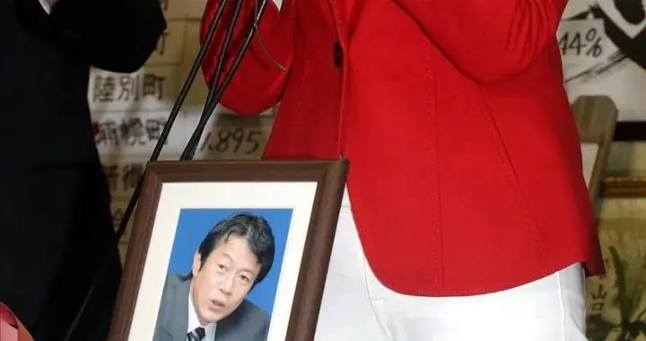 日本大臣遗孀穿丝袜戴眼镜，丈夫死后不甘寂寞，出轨已婚男议员