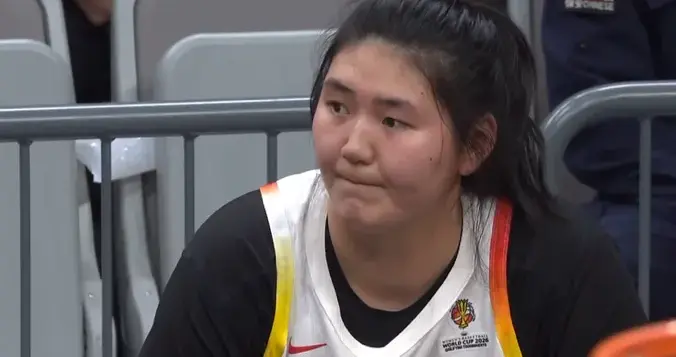 中国女篮半场10分领先南苏丹！张子宇一柱擎天，宫鲁鸣喜获神射手