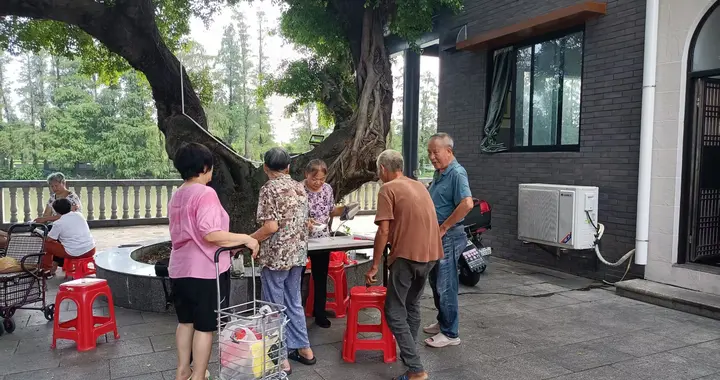 便民服务进公园 暖心关怀护夕阳