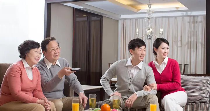 89岁父亲离世，房子存款全给两个儿子，女儿和女婿却说：很公平