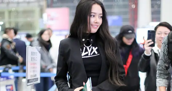 向太儿媳郭碧婷真没野心！走机场穿大衣+阔腿裤，头发凌乱照样美