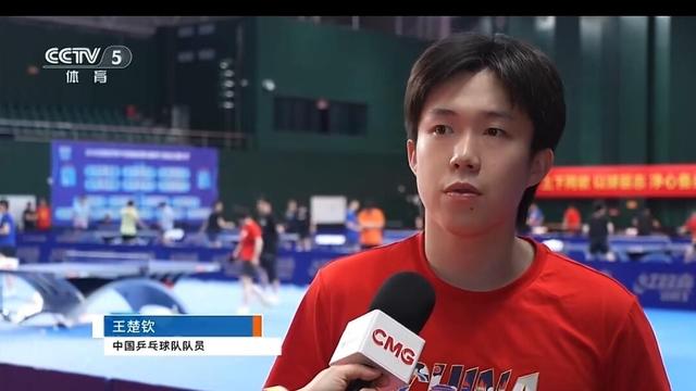 在田间：王楚钦在成都做的新发型，穿着红色