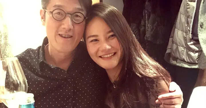 67岁香港富商与网红在一起九年，女方五年生四胎，原配最后才知道