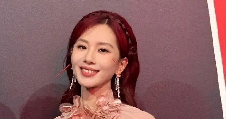 刘诗诗笑得勉强，唐嫣十分张扬，都不如杨幂不戴王冠一身“土气”