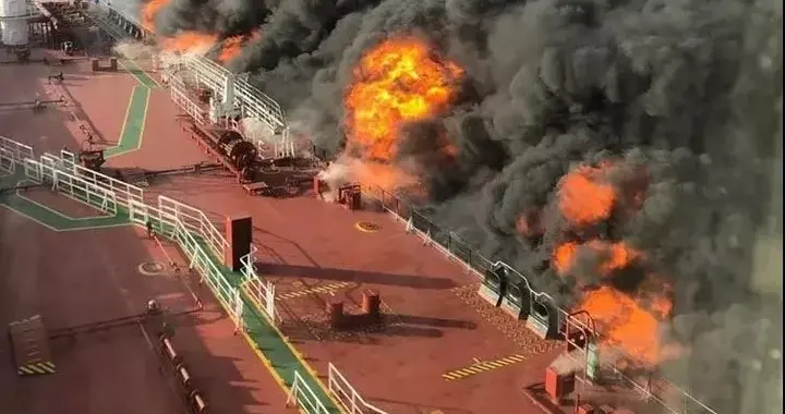 胡塞重启红海袭击，美油轮左舷爆炸浓烟冲天