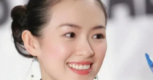 章子怡母爱满溢，带娃聚餐游乐尽显温柔日常