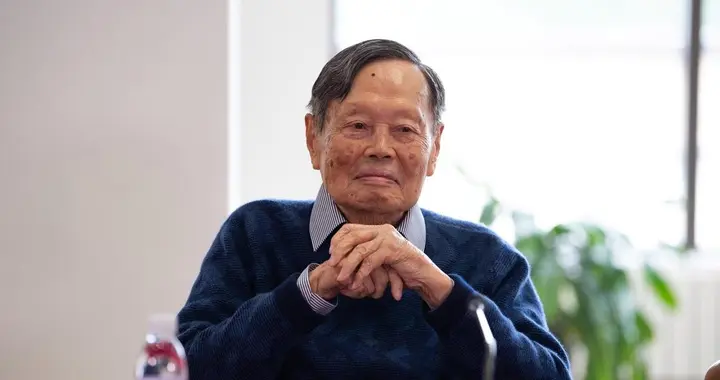 杨振宁曾在采访中直言：这辈子最后悔的事，就是没有回国造原子弹