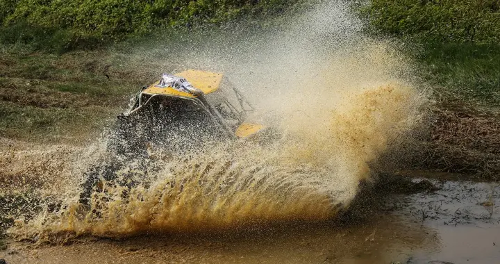 8人遇难！私家车充当校车坠入深潭，是图方便还是在玩命？