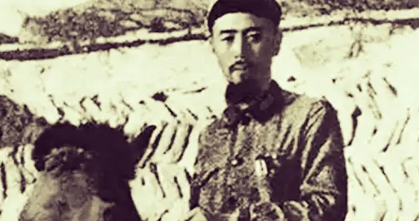 1935年，周恩来是如何逐步移交中共最高军事指挥权的？