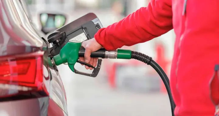 油价重回9元，油车车主：越来越养不起车了，算笔账还是电车香