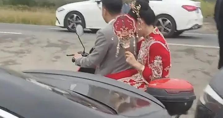 不给喜烟不让走吗？婚礼当天朋友拦车要烟，新郎骑电动车接走新娘