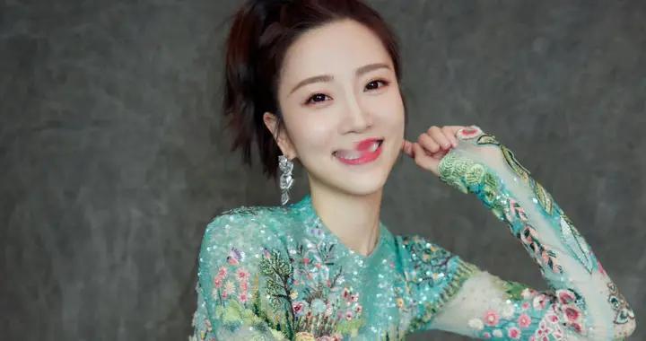 张纯烨：碎花裙间藏诗意，话筒之外见赤诚