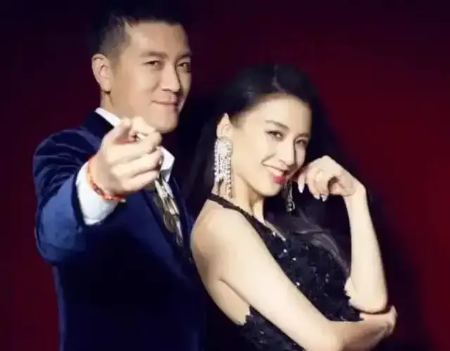 黄圣依离婚回娘家：高知家庭背后的情感风暴