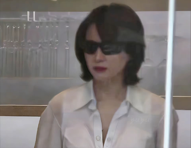 董卿现身北京眼科医院，戴着护目镜，神情紧张，助理医生左右搀扶