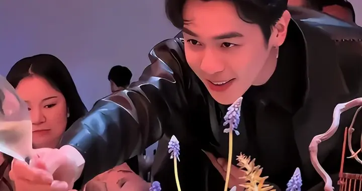 满是心酸！过气男顶流陪老板去酒局，倒酒、递纸巾、赔笑，像商品