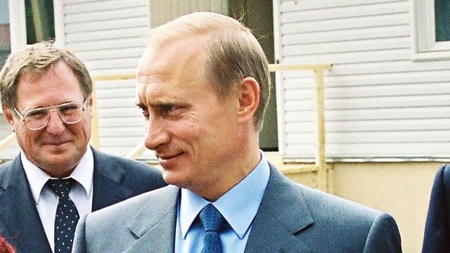 萍萍：普京西装笔挺气场全开，单手插兜尽显