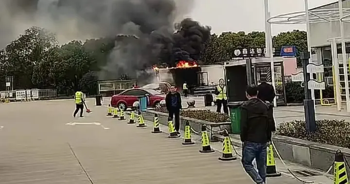 “不要拍视频！”安徽一服务区车辆起火，工作人员大声制止拍摄，回应：围观人多有危险