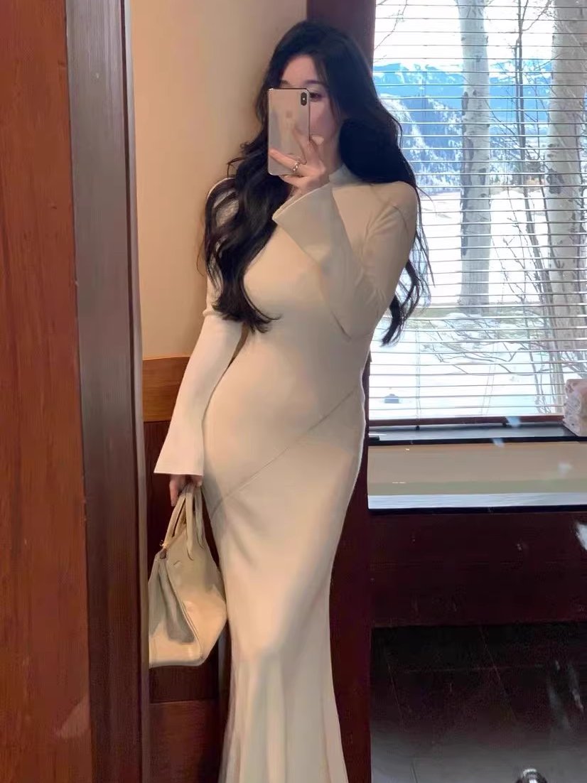 开春白色针织连衣裙穿搭