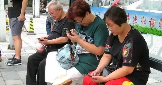 批量制造的AI数字人，正悄悄盯上中老年群体