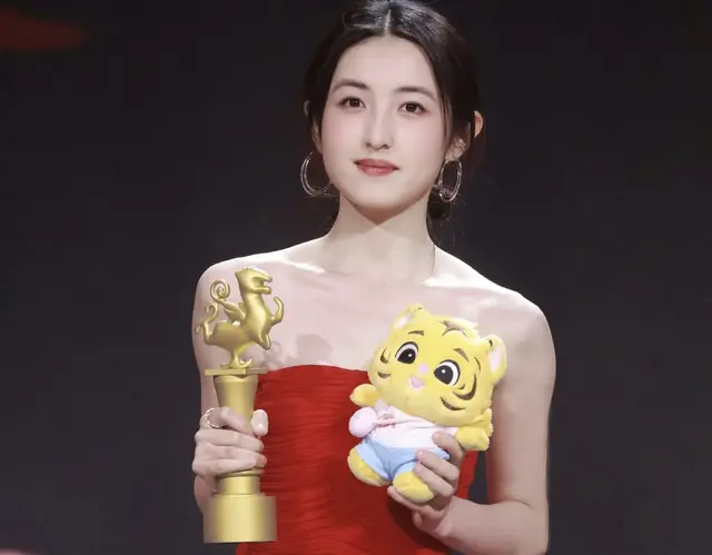 张子枫电影节红毯，冷白皮配火焰红裙，从锁骨碎钻美到眼尾红妆
