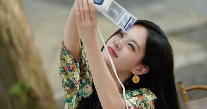 李一桐会穿是数一数二的！v领碎花上衣+牛仔裤，洋气又减龄！