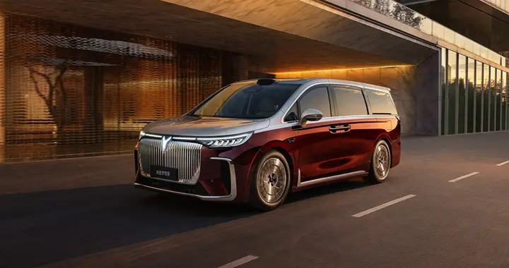 2026款岚图梦想家官图发布，新增金銮红双色涂装，续航700公里