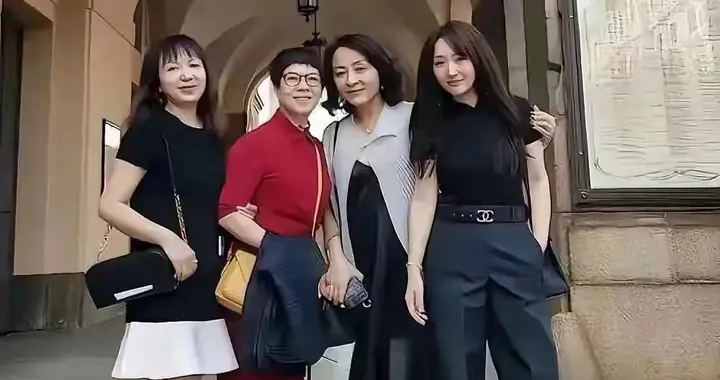 杨钰莹和朋友合影，一点也不敢信她五十五岁了，真年轻呐！