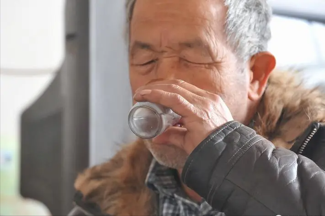 吸烟和喝酒哪个对心脏影响大？60岁以后的老人，要戒掉哪一个？