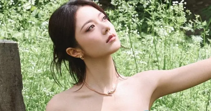 赵今麦清新感拉满！一袭墨绿长裙，鲜活明媚惹人喜欢！