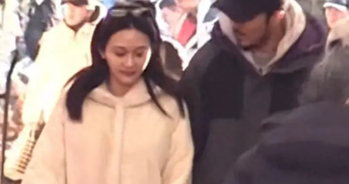 不藏了！陈冰挺孕妇和陈牧驰牵手逛街，陈冰抱着陈牧驰取暖 太甜了