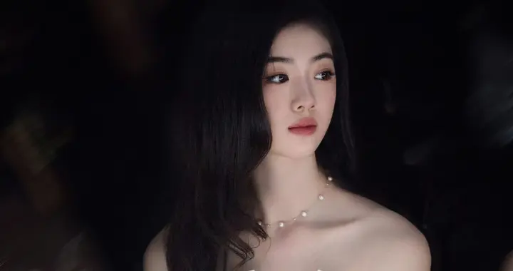 何思甜扬起裙摆瞬间，是童话里走出来的新娘