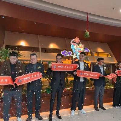 温柔娱乐：汪小菲眼睛已经消肿了 一排人就