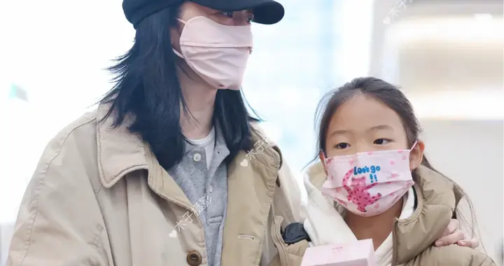 姚晨和女儿出行，9岁茉莉身高超过妈妈肩膀，外形清秀眉眼像爸爸