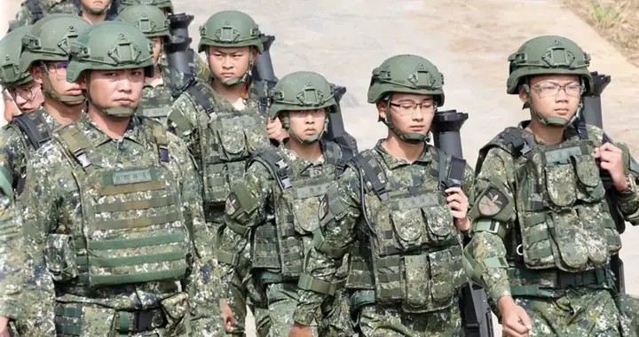 台人口连降加剧兵荒，单亲奶爸被强召，性病稳定者须入伍