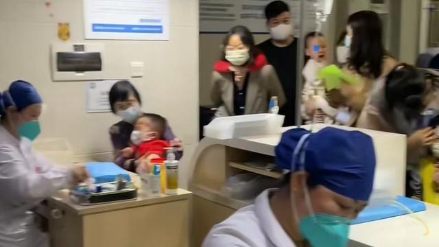 锐评台：震惊😱！新生儿出生9斤胖娃娃