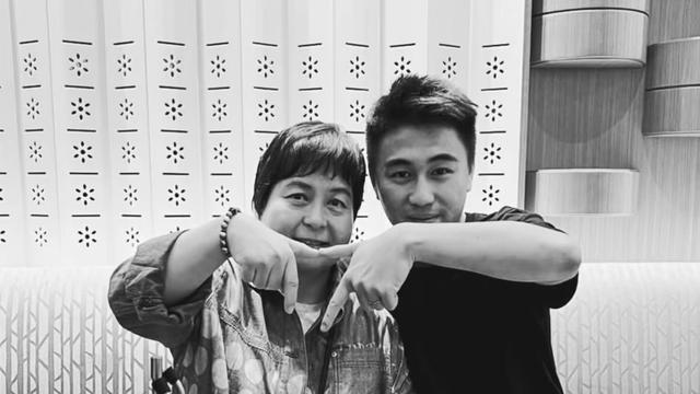 娱星：何猷君发文悼念姐姐何超蕸，两人是同