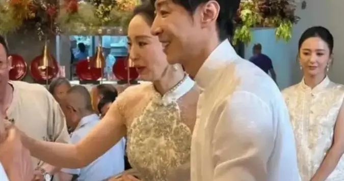 新婚8个月背5000万债！董璇硬扛前夫烂摊子，张维伊态度藏不住。