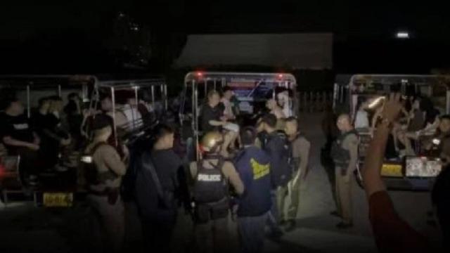 山上望云海：泰国芭堤雅警方收获线报，指当