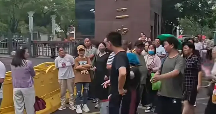 高考首日考生迟到被拦引热议：不是不近人情，背后藏着公平与教训