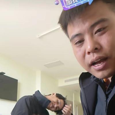 冬十一月：云鹏的头发那么长了，呛毛呛刺的