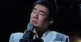 58岁陈小春演唱会上含泪鞠躬，港乐老将藏不住的中年绝境