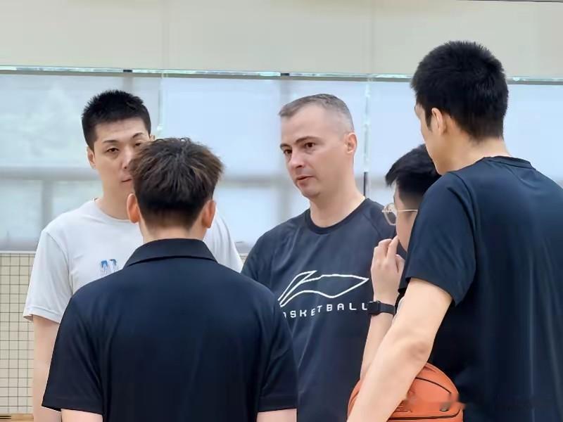 广东队继开门红大战中惜败给同曦队后，在第二轮的比赛中又大比分输给了北京...