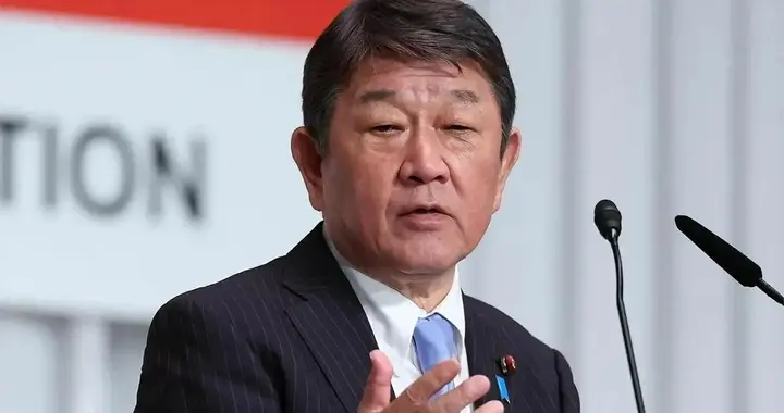 中日外长擦肩而过，日本外相主动上来搭话，得逞后马上大肆宣扬