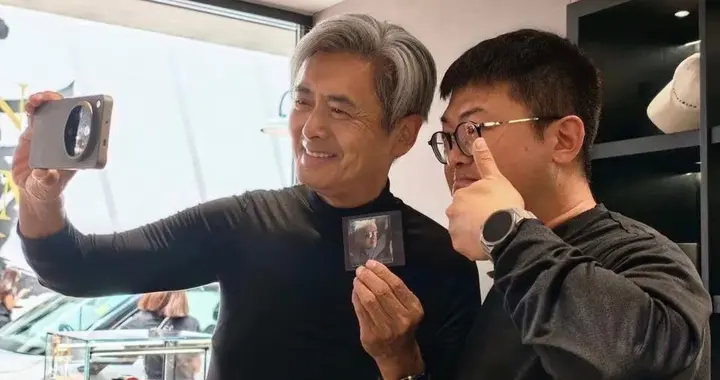 71岁周润发在香港被偶遇！满头白发尽显苍老，小肚子突出身形走样