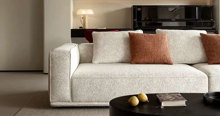 以极具分寸感的笔触，勾勒出归家瞬间的仪式感