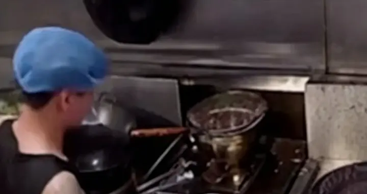 厨师向炒锅菜中吐口水，莫让“本能反应”践踏舌尖安全底线