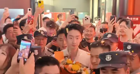 吴宜泽连办3场见面会，现场粉丝挤掉鞋，暴露与赵心童性格的区别