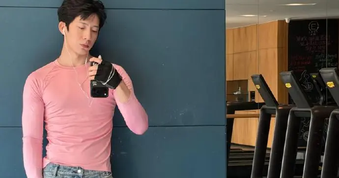 谁敢相信井柏然竟穿46元的粉嫩上衣！网友：穿出了4600块的气质